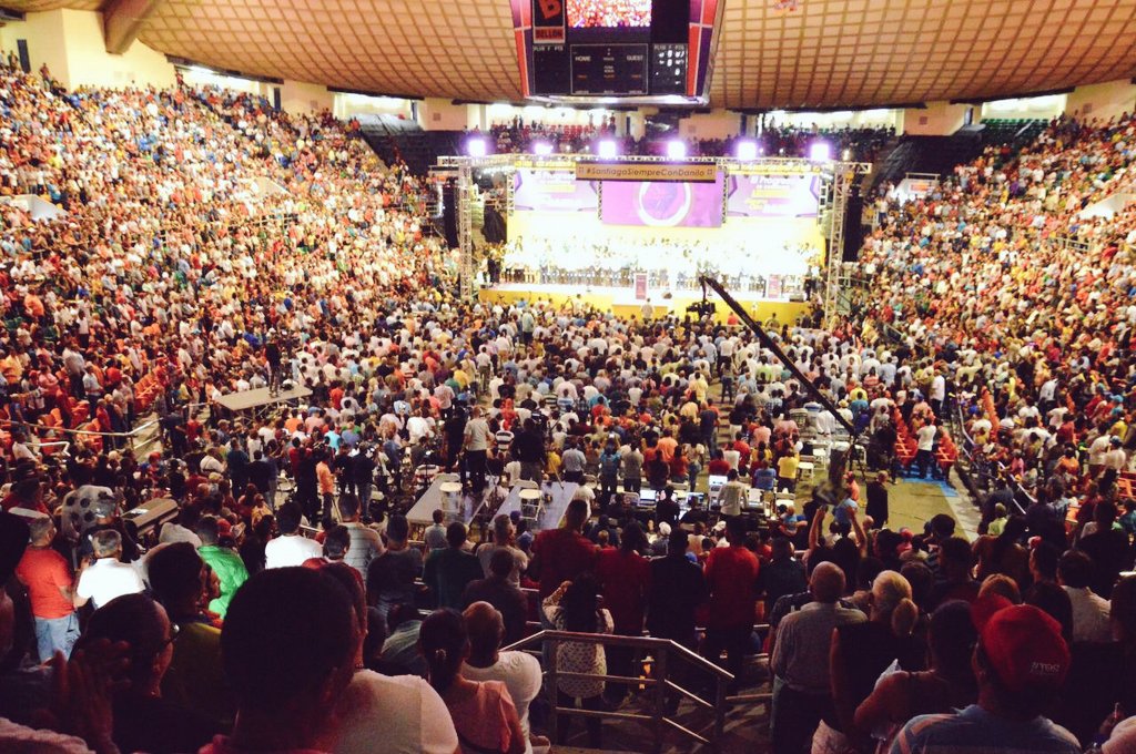 JCesarValentin's tweet photo. Hoy, desde el corazón del Cibao, Santiago, nuestro pueblo heroico y trabajador, nos unimos en un multitudinario respaldo a la obra de gobierno del compañero @DaniloMedina. Los santiagueros alzamos nuestras voces para decir: ¡Sí, sí, sí presidente! #SantiagoSiempreConDanilo https://t.co/QoqWtxEvK1