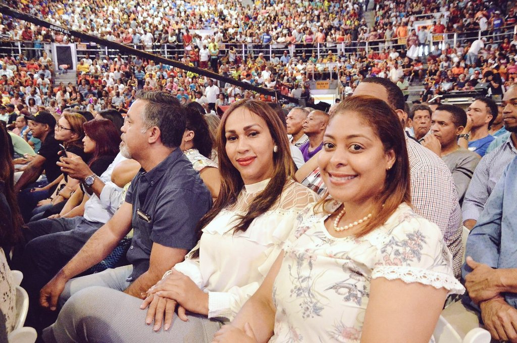 JCesarValentin's tweet photo. Hoy, desde el corazón del Cibao, Santiago, nuestro pueblo heroico y trabajador, nos unimos en un multitudinario respaldo a la obra de gobierno del compañero @DaniloMedina. Los santiagueros alzamos nuestras voces para decir: ¡Sí, sí, sí presidente! #SantiagoSiempreConDanilo https://t.co/QoqWtxEvK1