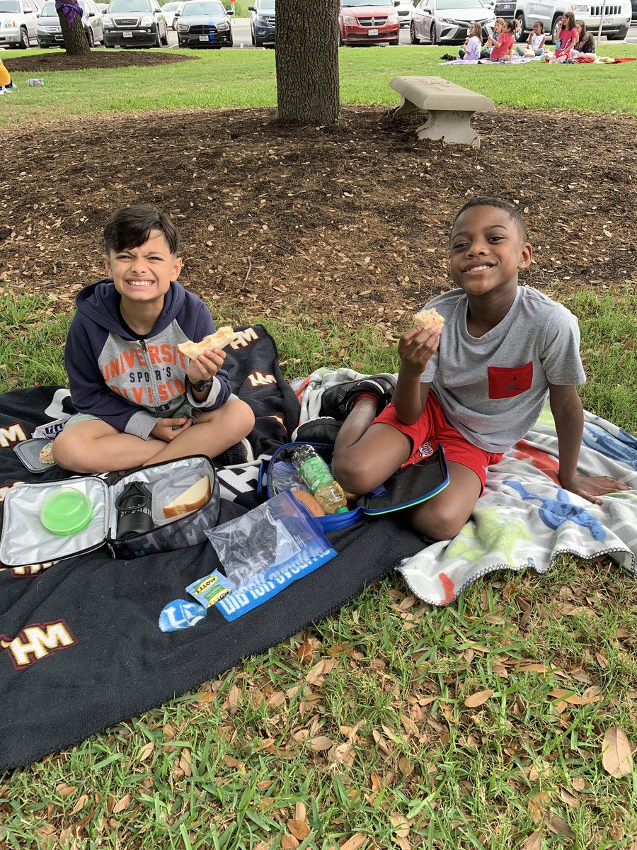 rfrancis05's tweet photo. Picnic fun with friends!  #FSHESROCKS https://t.co/OfQBlk7ef9