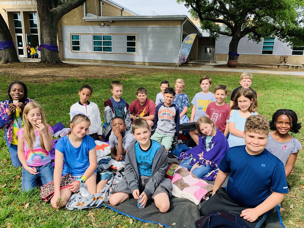 rfrancis05's tweet photo. Picnic fun with friends!  #FSHESROCKS https://t.co/OfQBlk7ef9