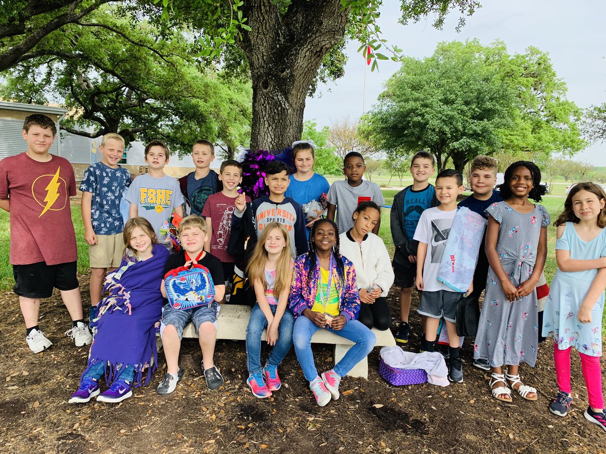 rfrancis05's tweet photo. Picnic fun with friends!  #FSHESROCKS https://t.co/OfQBlk7ef9