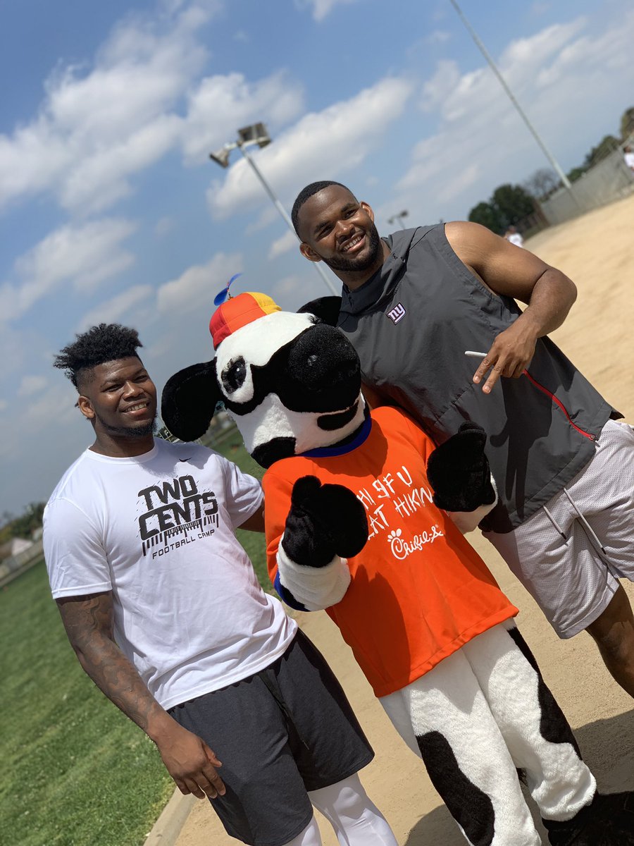 PennyGang07's tweet photo. I would like to thank the @nlmusd for allowing us of having another successful football camp... @2centfamilyfoudation @pennyhendrixx @elipenny_22 @nlmusd https://t.co/UWDg27sGRs