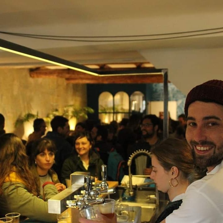 pinataradio's tweet photo. Et ce qui devait arriver arriva ! 💜
#LeDiscopathe a officiellement ouvert ses portes hier. 12h de direct, des disques et des bières dans tous les sens, et surtout un maximum de sourires.
Le lieu sera maintenant ouvert tous les jours, et la radio y sera désormais installé 24h/24 https://t.co/fURroIbU1i