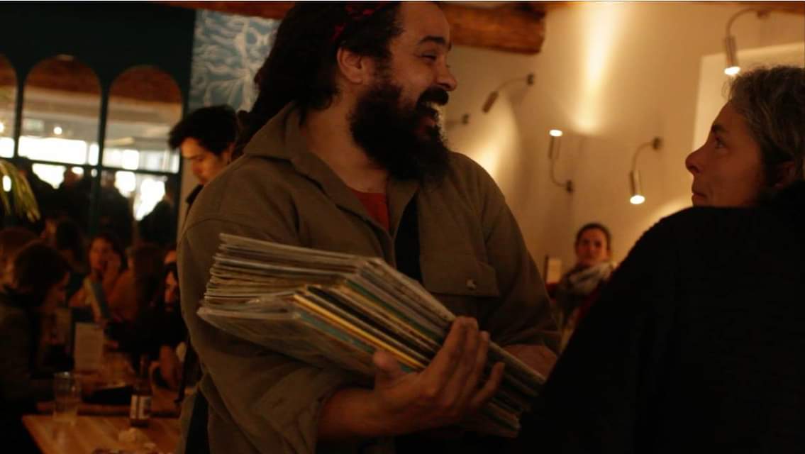 pinataradio's tweet photo. Et ce qui devait arriver arriva ! 💜
#LeDiscopathe a officiellement ouvert ses portes hier. 12h de direct, des disques et des bières dans tous les sens, et surtout un maximum de sourires.
Le lieu sera maintenant ouvert tous les jours, et la radio y sera désormais installé 24h/24 https://t.co/fURroIbU1i