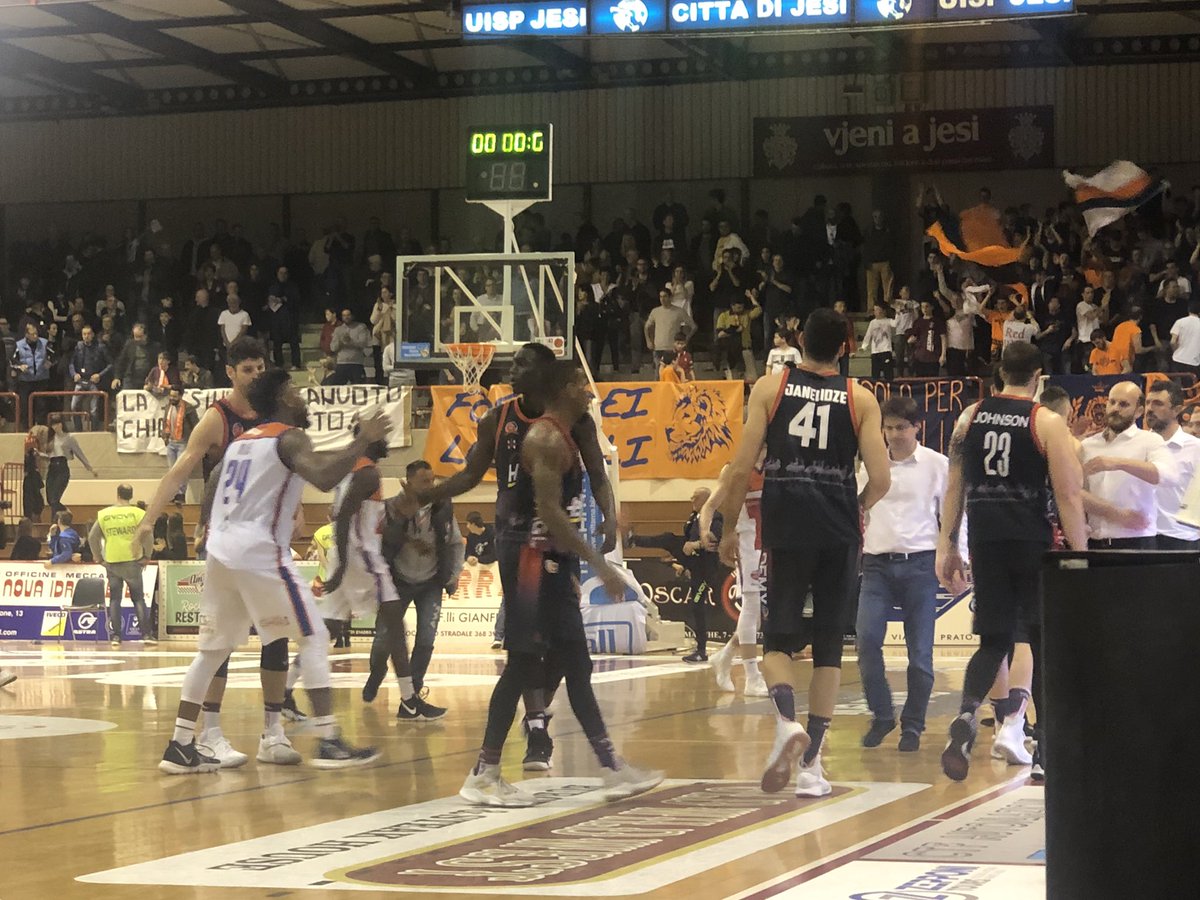 MANTENIAMOLA‼️
È l’@AuroraJesi ad aggiudicarsi lo scontro diretto di oggi per 111-102.
Sarà un’impresa più difficile del previsto ma sappiamo di potercela fare 💪🏼
Abbiamo perso una battaglia importante ma vogliamo vincere la guerra 🔥
Casteddu Ajo 🔴🔵
#LaNostraPassione