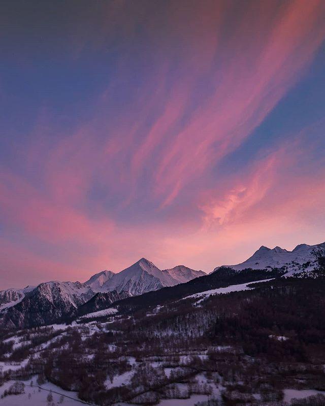 web_acteur's tweet photo. Qui a dit que la neige était blanche ?! ❄🔥
.
Sunset aérien sur les hauteurs de Saint-Lary Soulan après les grosses chutes de neige de ce début de saison.
.
#mountainstories #bestmountainsartisits #rsa_outdoors #moodygrams #monespritoutdoors #explorin… https://t.co/5BsFqElTBv https://t.co/WOpGsiqG50