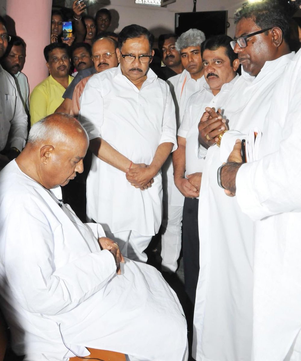 DrParameshwara tweet picture