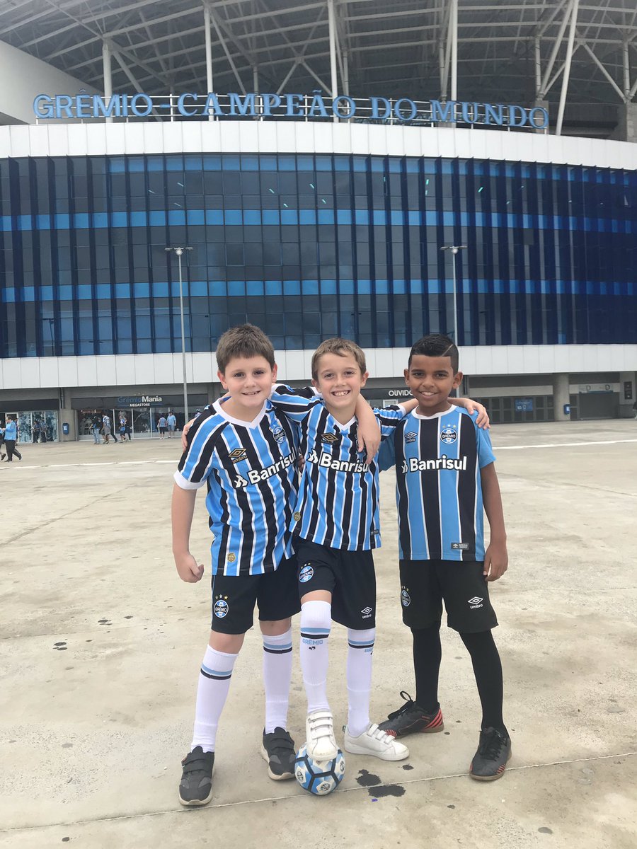 todosnaarena's tweet photo. Não tem tempo ruim para os amigos Frederico, Mateus e Cadu. Mesmo com chuva, estão animados com o jogo de hoje. 💙🖤 https://t.co/q6dnLJ3AZ8