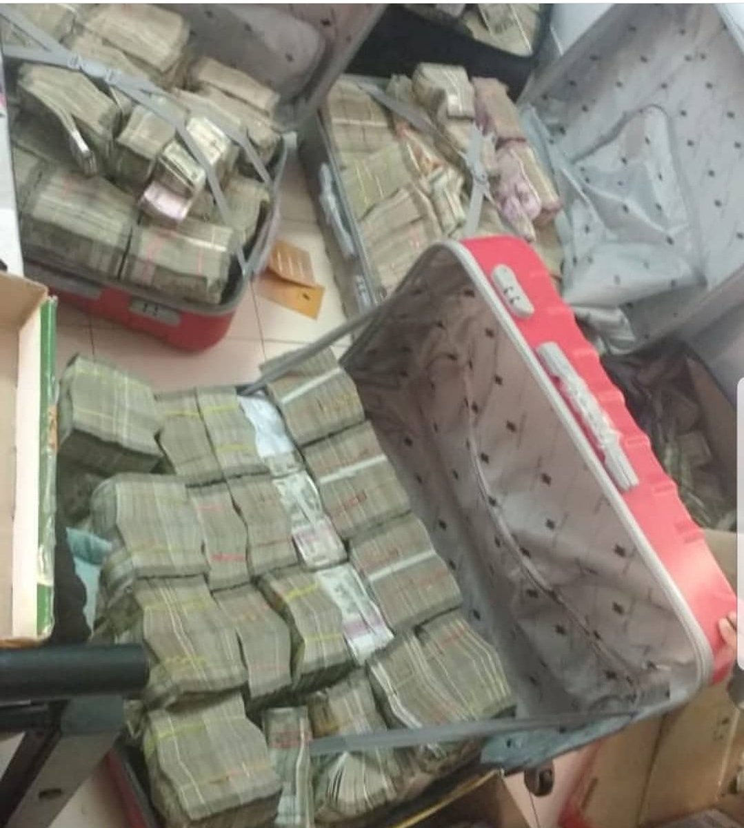 PublicOnTALK's tweet photo. Chokidar chor hai,,lekin saara paisa kamalnath ke ghar se nikal raha hai,,comment below if you want Shivraj back
#BJP #IndiaforAFSPA #BharatBoleModiModi #BharatBoleModiModi #BattleOf2019 #AntiMiddleClassCongress #kamalnath #kamalnathchorhai #CongressInsultsIndia #Congress https://t.co/hVG7NjN7bo