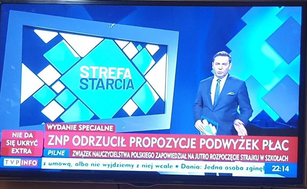 MarcinBosacki's tweet photo. Rząd PiS podpisuje porozumienie z radnym PiS, łamistrajkiem #StrajkNauczycieli
#0do0 jak #1do27
A teraz rusza na nauczycieli nagonka PiS i TVPiS
#SolidarnizNauczycielami - trzymajcie się! https://t.co/ZkFjUCJIuT