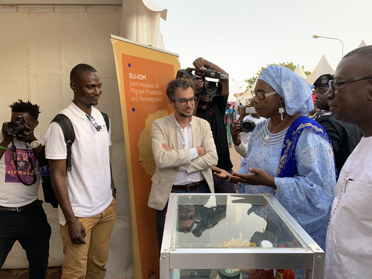 IOMTheGambia's tweet image. Catch us this week at the 13th Trade Fair Gambia International and show your support to returnees working hard to make it in The Gambia! 🇬🇲#TekkiFii

Her Excellency Vice-President Isatou Touray dropped by and gave Sulayman words of encouragement as he set up his stall 🙏🏼