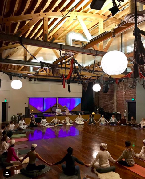 End your Sunday &amp; start your month w <a href="/SatSiriYoga/">Rachel Dougherty (Sat Siri)</a> &amp; Kjord Davis at 5:30pm as they lead us through a powerful kriya &amp; #meditation, followed by a #communal #kitchari dinner! Be in #community &amp; practice w all the beautiful beings you love! wanderlusthollywood.com/classes
PC: <a href="/IndigoLabLA/">IndigoLabLA</a>