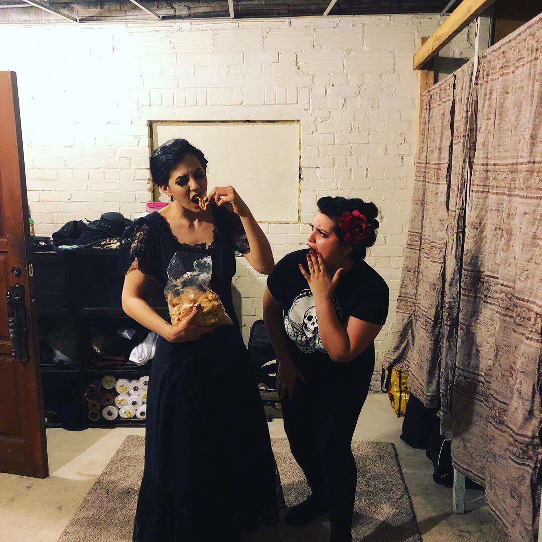 Sio_Bast's tweet photo. Gimmie that pork rind yo 😹😹😹 @sallymarvel and I being silly backstage enjoying some delicious snacks! I almost forgot about these 😋😋😋
.
.
.
#siobast #gothpinupchola #sallymarvel #steampunk #hannibalmissouri #travelingshowgirls #showgirllife #burlesque #porkrinds #nomnom https://t.co/1j578M8r0B