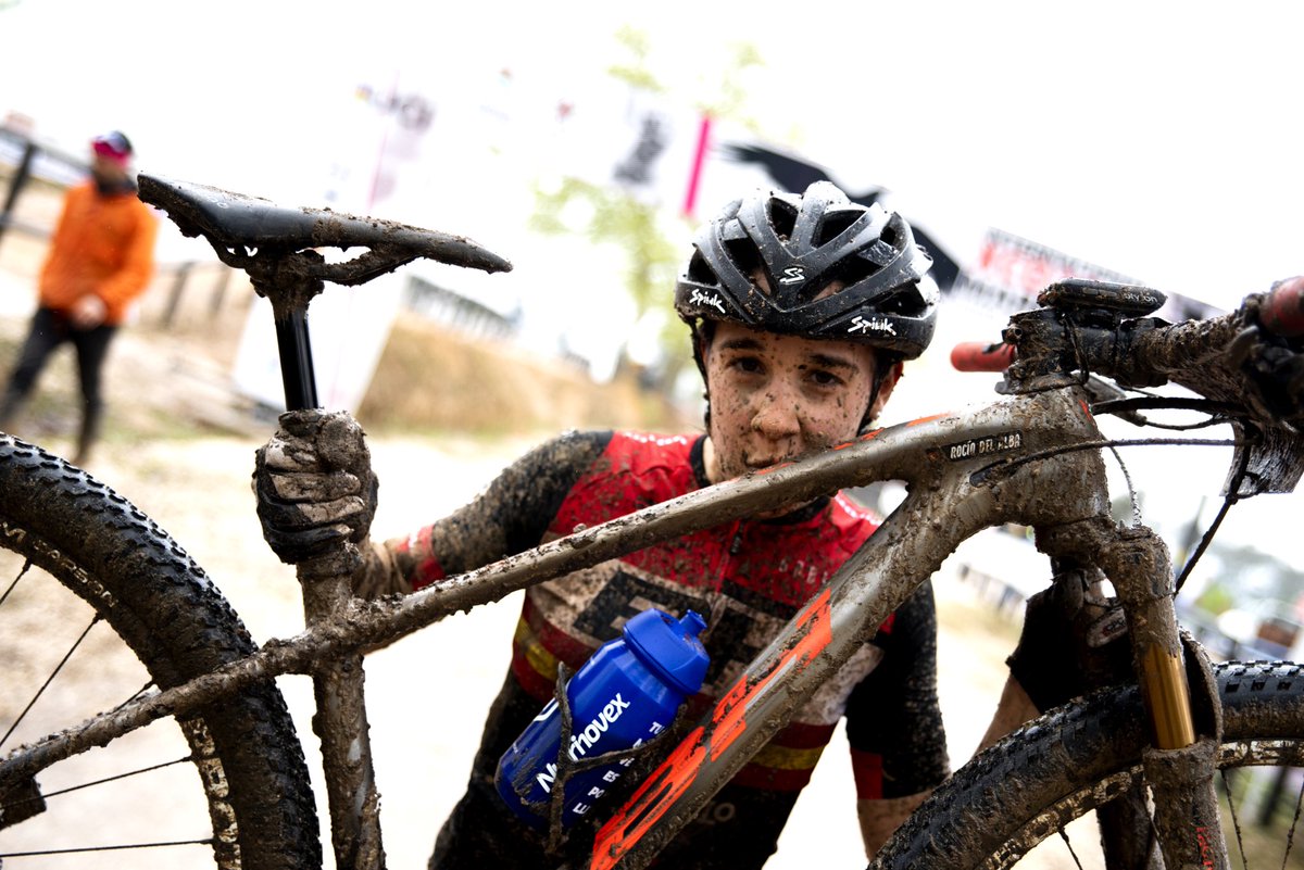 rociociclista's tweet photo. VICTORIA EN MARRAZES 🥇🇵🇹
EN UN CIRCUITO MUY CHOCOLATEDO🍫🙊🤣
GRACIAS A MI EQUIPO @bhtemplocafes Y A TODOS POR VUESTRO APOYO ❤️
#bhtemplocafes #bhtemplo #mtb #marrazes #portugal #rociodinamita #nopainnogain #chasingtokio2020🇯🇵 https://t.co/gQKHmJxyWc
