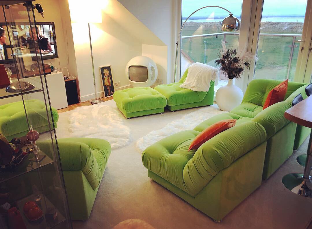 I am so excited to show you my latest Reloved makeover. It’s taken over 20 years for my client to find this 1970s modular sofa and its now looking big, bold and beautiful. What do you think? #statementfurniture #bepokeupholster #simionhawtinsmith