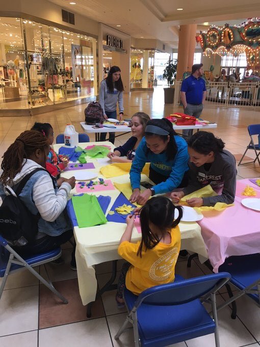Oak_Leadership's tweet photo. We had a great time last Thursday volunteering at @hamiltonmall doing arts &amp; crafts with the kids club. Thank you to our volunteers!! https://t.co/Gorl5Hhow9