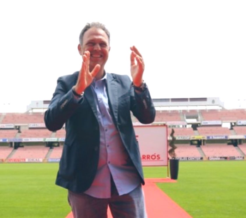 GranadaCF's tweet photo. Nuestro cariño, nuestro ánimo y nuestro abrazo. ¡Toda la fuerza, @JoaquinCaparros! Al partido. Lo ganamos 💪🏼💪🏼 https://t.co/MSJ6siMfxS