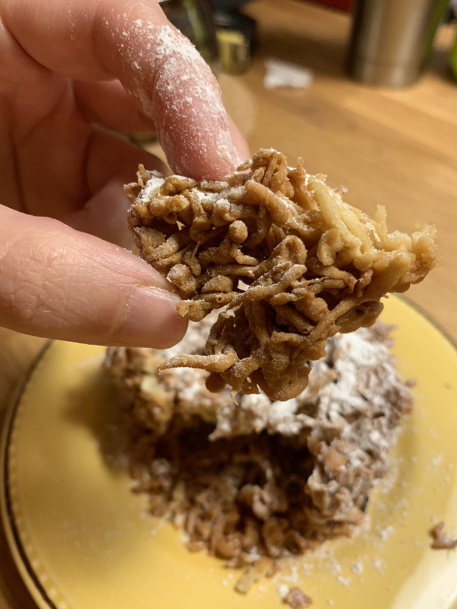franche's tweet photo. La vie finlandaise est rythmée par des pâtisseries saisonnières. Et puis y’a ces anarchistes, qui bouffent des Tippaleipä un 7 avril. Un peu comme ceux qui se goinfrent de galettes à noël, un vrai pastry faux pas (ce truc là n’a pas l’air mais c’est très bon). #almostmayday J-23 https://t.co/3BkZjgphVc