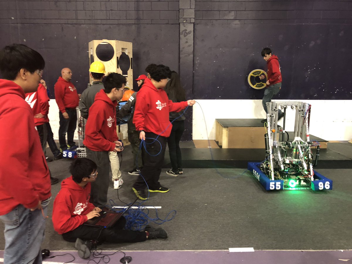 5596Robotics's tweet image. Getting ready for quarterfinals! @WesternU #teamwork #frcteam5596 #roboticscompetition #STEM #TheFutureIsBright
