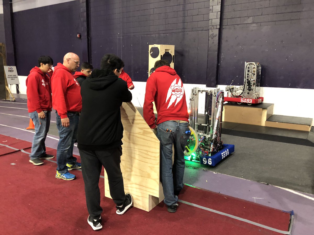 5596Robotics's tweet image. Getting ready for quarterfinals! @WesternU #teamwork #frcteam5596 #roboticscompetition #STEM #TheFutureIsBright