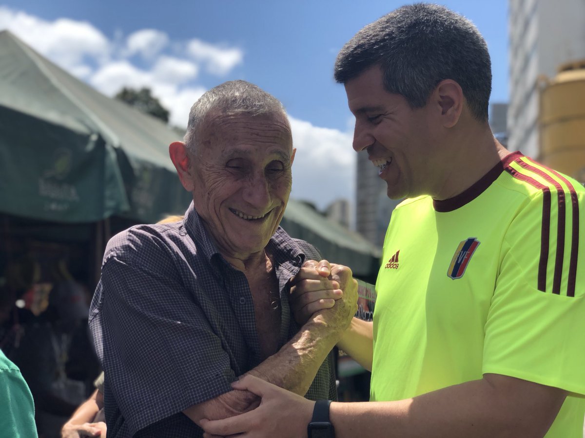 Estar en la calle y recorrer los mercados representa para nosotros tener más contacto con nuestros vecinos y más compromiso con el bienestar de los baruteños.

Hoy desde el Mercado de #ColinasDeBelloMonte junto el Alcalde <a href="/darwingonzalezp/">Darwin González</a>