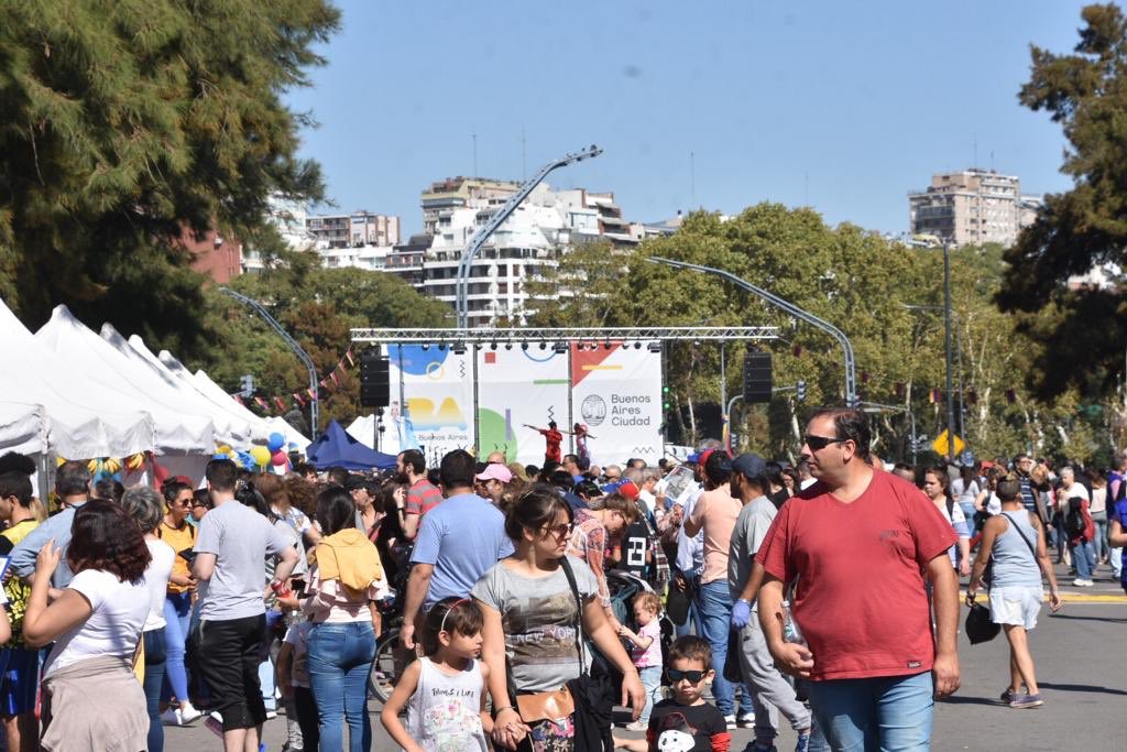 DHumanosBA's tweet photo. #BuenDomingo 👉¡No te pierdas #BAxVenezuela! Un evento solidario junto a toda la colectividad venezolana 🇻🇪.
👉Sigamos homenajeando las tradiciones de las colectividades de nuestra Ciudad.
📍Av. Iraola y Av. Pedro Montt
🕚Hasta las 18 h
#BACiudadDelMundo 🌎 #PluralismoCultural https://t.co/Zqud8sLOsJ