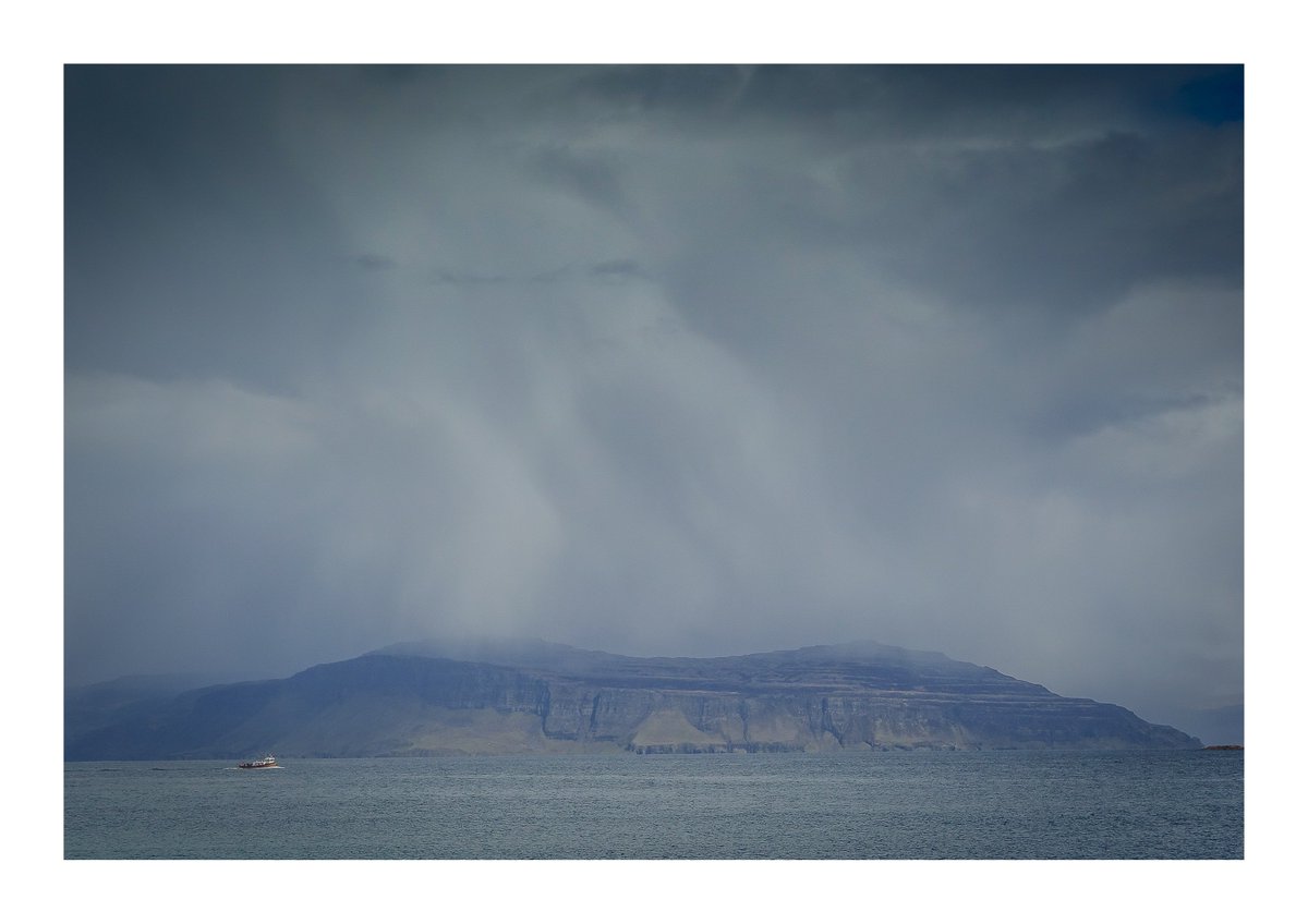 The Iolaire of Iona returning to base, dwarfed by the Gribun Cliffs of Mull.🏴󠁧󠁢󠁳󠁣󠁴󠁿