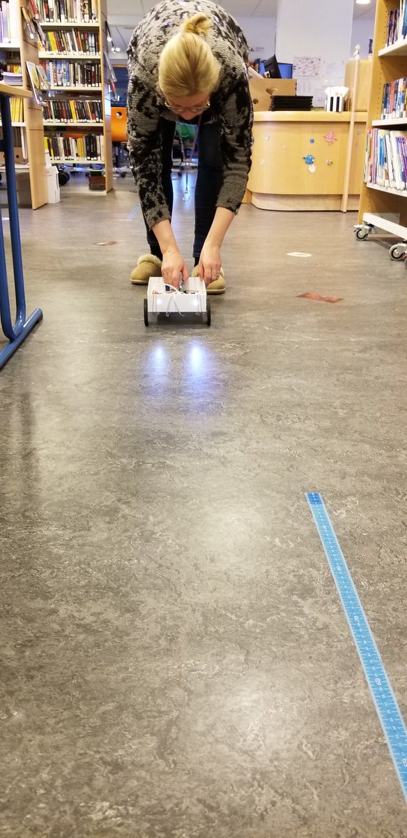 Sigga_Dora's tweet photo. Ítalskur þríhjólabíll, með flautu, háu og lágu ljósum #littlebits #utismini https://t.co/zNDeqOrdsS