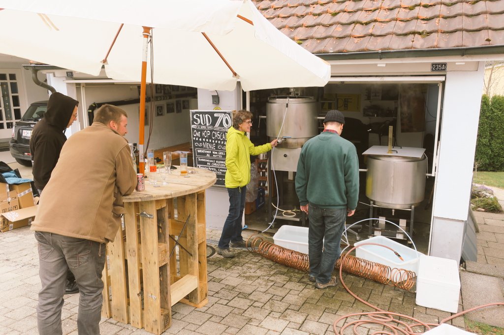 BrauZipf's tweet photo. Sud Nr. 70, One hop Cascade, mit bester kulinarischer Unterstützung.  #homebrew #craftbeer #zipfbräu #zipf https://t.co/pNElbvHbLP https://t.co/yPbvlZ59wC