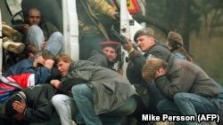 XyzContagion's tweet image. Σήμερα, στα 27 χρόνια από την έναρξη της πολιορκίας του Σαράγεβο facebook.com/xyzcontagion/p… ο frontman των Iron Maiden τιμήθηκε από τις αρχές σαν επίτιμος δημότης διότι πριν 25 χρόνια είχε σπάσει την πολιορκία και είχε καταφέρει να παίξει ένα κονσέρτο rferl.org/a/iron-maiden-…