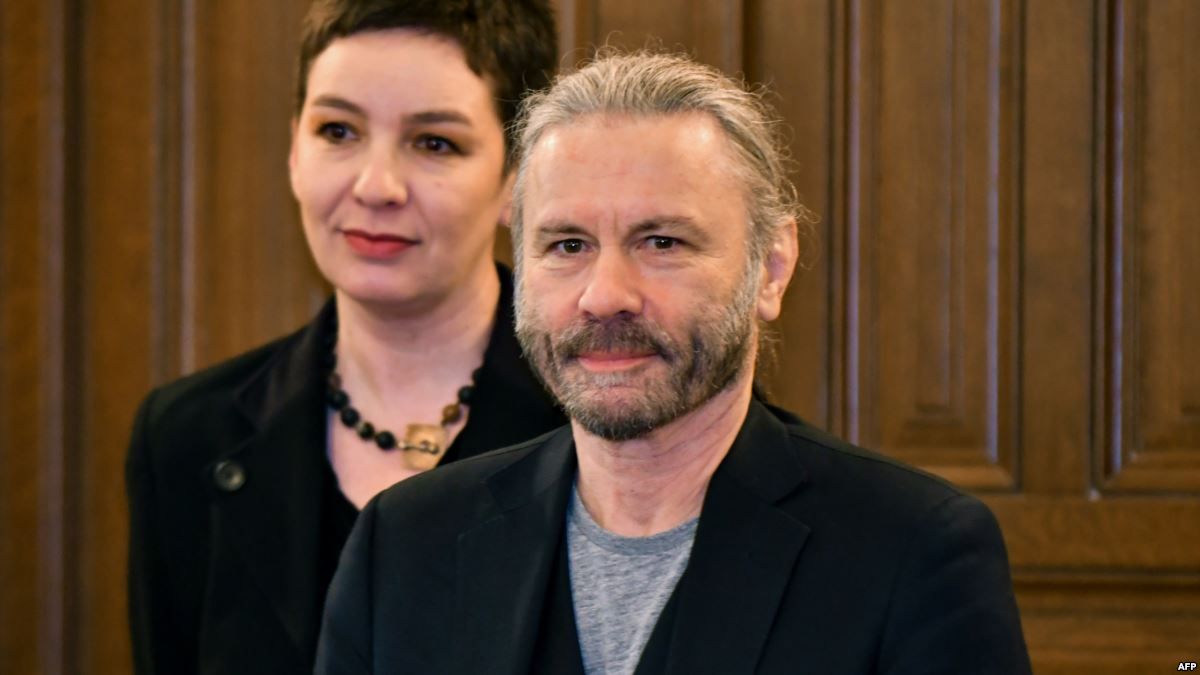 XyzContagion's tweet image. Σήμερα, στα 27 χρόνια από την έναρξη της πολιορκίας του Σαράγεβο facebook.com/xyzcontagion/p… ο frontman των Iron Maiden τιμήθηκε από τις αρχές σαν επίτιμος δημότης διότι πριν 25 χρόνια είχε σπάσει την πολιορκία και είχε καταφέρει να παίξει ένα κονσέρτο rferl.org/a/iron-maiden-…