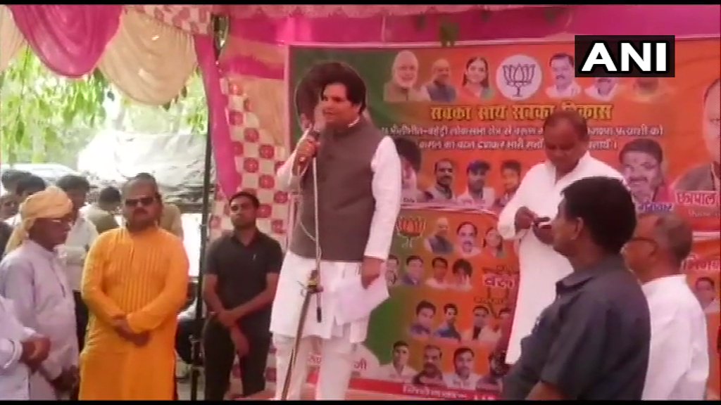 Varun Gandhi, BJP in Pilibhit: Mere parivaar mein bhi kuchh log PM rahe hain lekin jo sammaan Modi ne desh ko dilaya hai, vo bahut lambe samay se kisi ne desh ko nahi dilaya...Vo aadmi keval jee raha hai desh ke liye aur vo marega desh ke liye, usko keval desh ki chinta hai.(7/4)