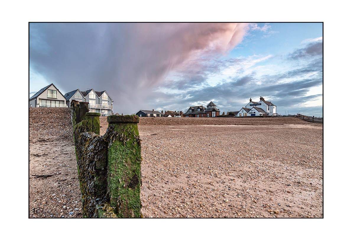 george_fisk's tweet photo. Up the beach #neppie #Whitstable #sunset #landscape #harbourmarket #hut15 #imagesforsale #georgefiskphotography @WhitstableLive @OldNeptune https://t.co/zmHal6VHGl