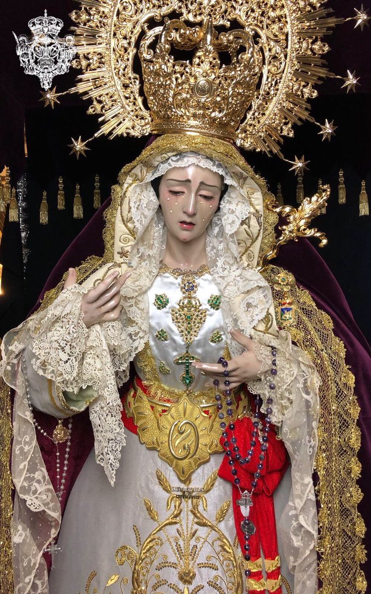 María Santísima de los Remedios ya se encuentra ataviada, y en su paso de palio, a la espera de un nuevo #MiércolesDeEstudiantes. 
Luce tocado y pañuelo de encaje de Bruselas así como un peto cedido por la Parroquia.