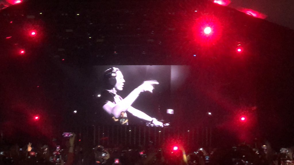 Valevelalopez's tweet photo. @tiesto You’re worth the first time, second time and a thousand times more 🙌🏼 #FEP2014 #FEP2019 https://t.co/oz0599Fxg7