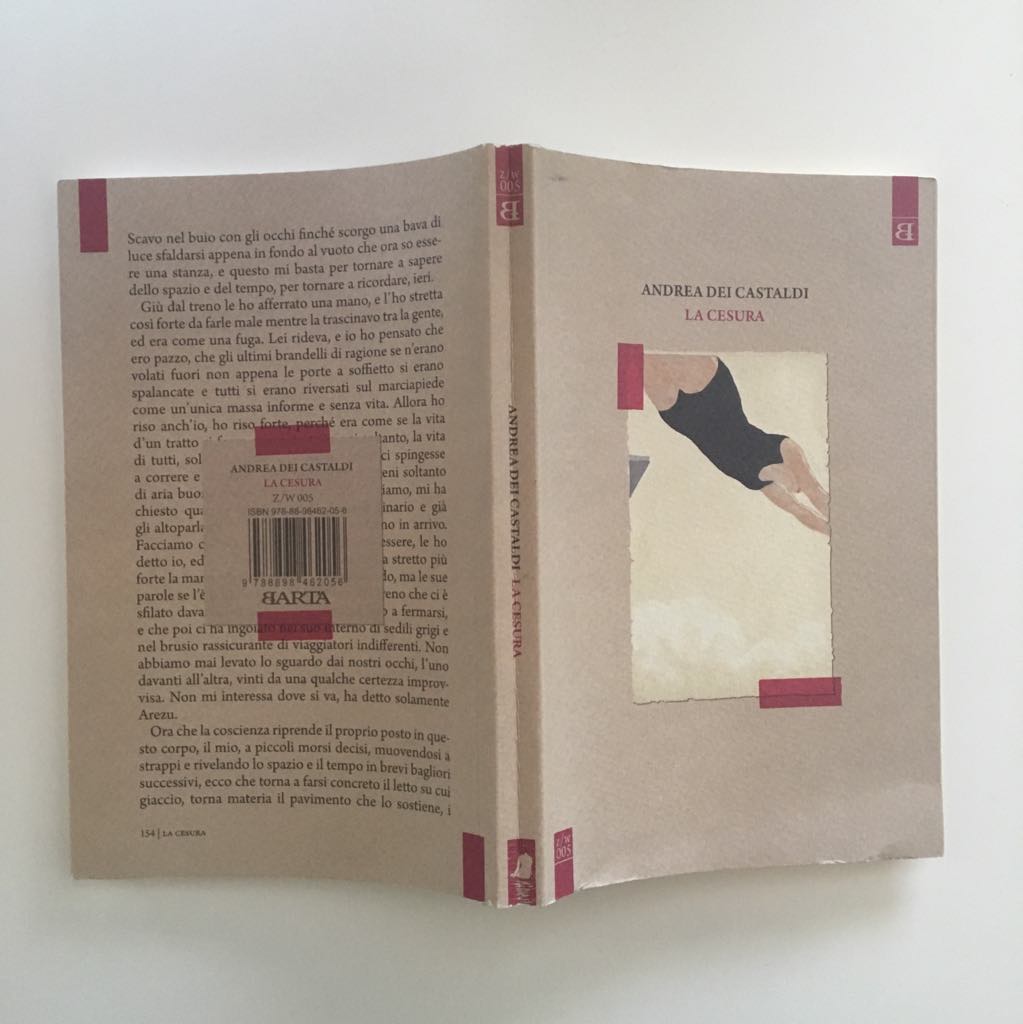 Dopo una lunga assenza, Leonardo Cacciavento torna al paese natale e un mistero sarà il pretesto per restare. Andrea Dei Castaldi racconta una storia, che suona come una rassicurazione: ogni cosa ha il suo tempo.

Nel nostro catalogo e nelle librerie: barta.it/andrea-dei-cas…