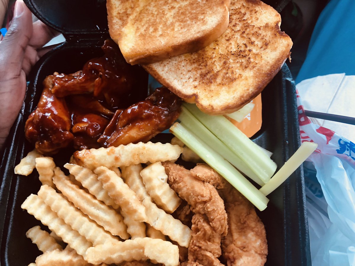 ChriStylezz's tweet photo. Zaxby’s if you know you know. Extra toast please. https://t.co/KSQQ1wJ6gg