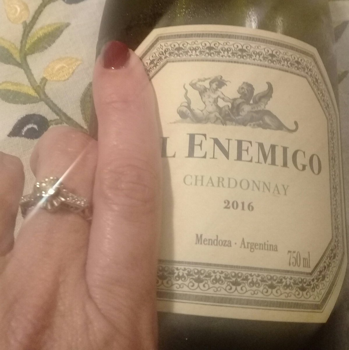 Ayer em mi mesa familiar #lujo #brillos #chardonnay by you <a href="/alevigilmalbec/">Alejandro Vigil</a> <a href="/CasaVigil/">Casa Vigil</a> ¿Casualidades?, no, sintonía.😉😙🍷🍾instagram.com/p/Bv7nr9UFBWt/…