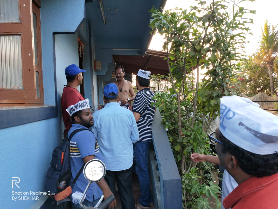 Winning hearts in mapusa one door at a time , our mapusa campaign team along with our candidate @AamAadmiParty @ShekharNaik59 at work in our first phase of campaigning, the response we got from each house hold was overwhelming.