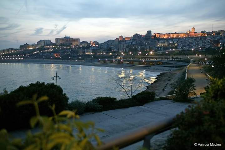 Contemplando el frente marítimo de #Tarragona os deseamos hoy buenas noches.