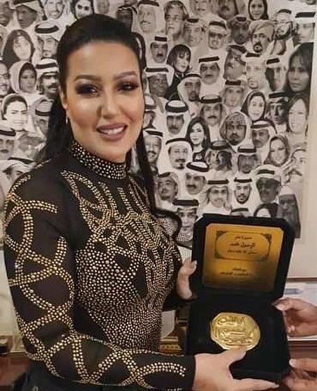 _WorldFamouss's tweet photo. هل من المعقول ان تمنح #جمعية_المنتجين_السعوديبن جائزة تحمل اسم ختم الرسول عن اغنية !!!!!!!
وثانيا هل اصلا اغنية بتستقوى للفنانة سمية الخشاب تستحق اصلا جائزة !!؟؟ https://t.co/kwlcw79nMY