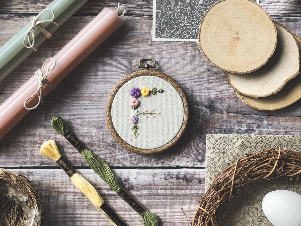 Recent custom embroidery orders 🧵🌿

Personalised floral letter embroidery hoops available here: buff.ly/2IUFQaj

#handmadehour #ukcraftershour #craftbuzz #shopindie #embroidery #art #personalised #giftideas