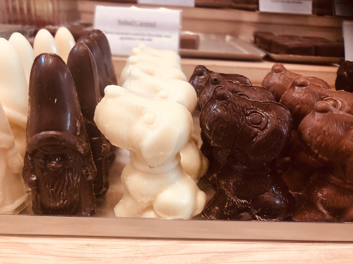 katedunl's tweet photo. Thanks ⁦@TeuscherBeverl1⁩ for the amazing #chocolate #beagles. Loved your new store. 👏 #BeverlyHills https://t.co/HklnayCcFI