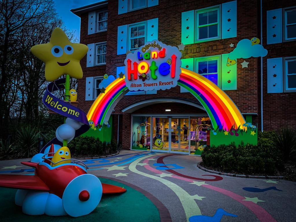 marriedand29ish's tweet photo. CBeebies Land &amp; Hotel. https://t.co/Xduv0FI6Yo https://t.co/KT8WBWnFGD