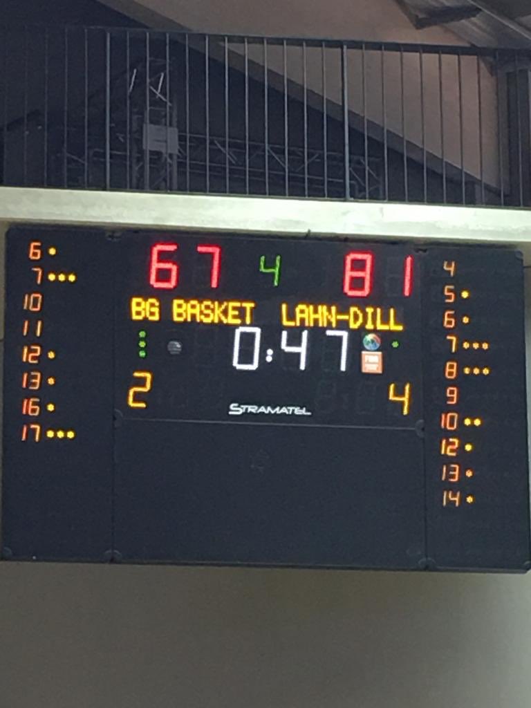 rollenderhsvfan's tweet photo. Halbfinale BG Basket Hamburg gegen RSV Lahn Dill 67:81. Nach dem Spiel ein Foto mit dem großen HSV-Fan Milonair gemacht. 📸 @Kloesschen1887 und @HSV_Madness #nurderhsv #hsv #bgbaskets #hsvev #basketball #rollstuhlbasketball #schönertag #edelopticsarena #rsvlahndill https://t.co/ByyNgfGEut