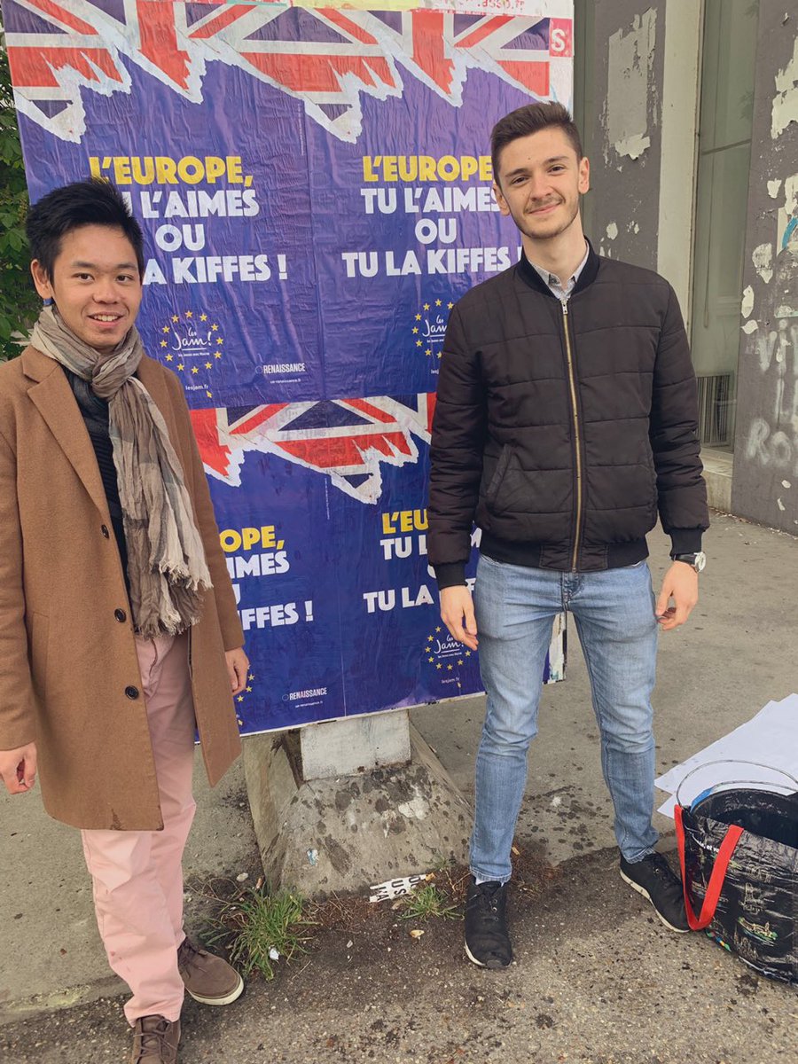 lesjem33's tweet photo. Les #JAM33 étaient encore mobilisés cette après midi, pour une session de collage sur le campus Montaigne-Montesquieu !
Une chose est sûre pour nous ! C'est qu'on kiffe l’Europe ! 😍
Alors si toi aussi tu kiffes l’Europe, vote le #26mai pour une #Renaissance 🇪🇺 https://t.co/FkecOXpmWB