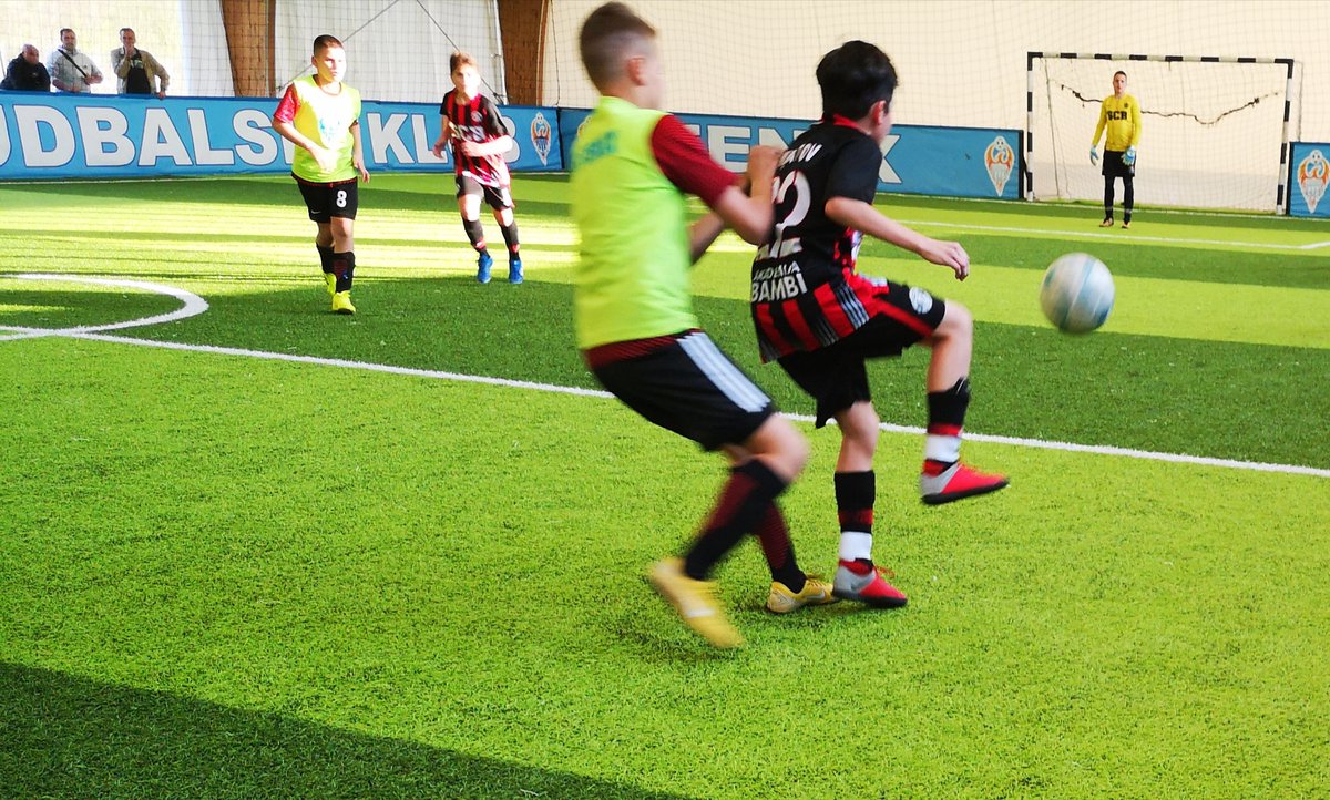 Divna sportska prirerdba po meri dece - primerno ponašanje roditelja i trenera, sudije pedagozi, sportsko nadigravanje, fair play, fantastični uslovi i još bolja organizacija turnira u SC Fenix u Šabcu. Ovo je blago našeg fudbala!