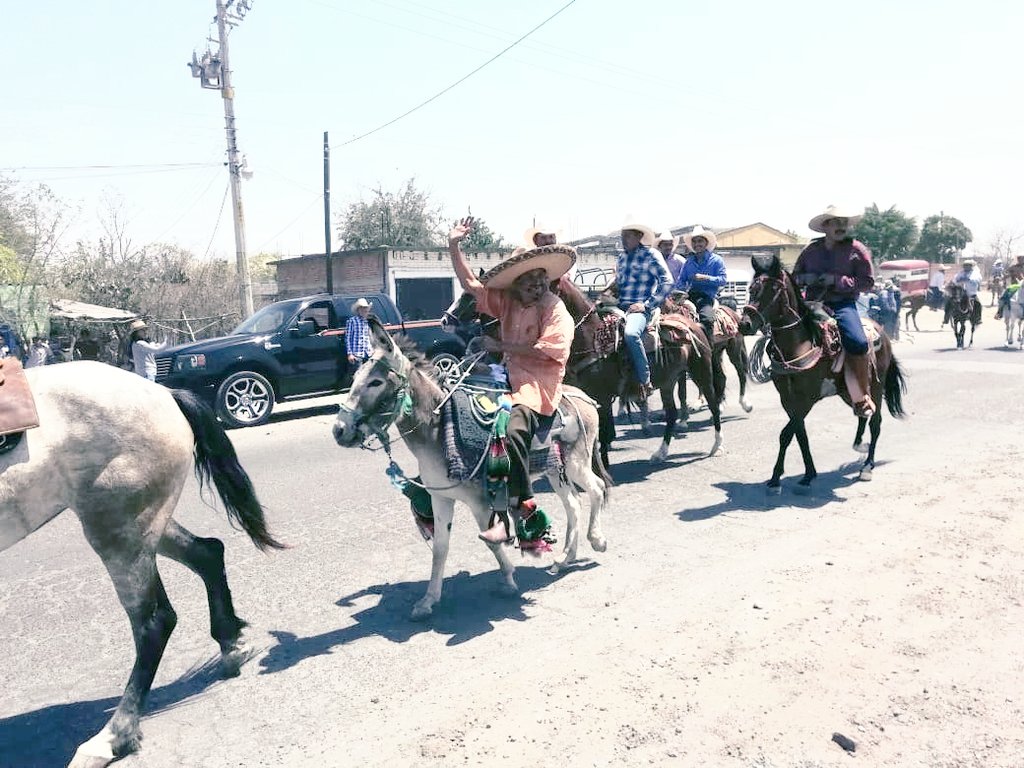 vmva1950's tweet photo. A unos días de los 100 años del asesinato del Caudillo del Sur, se realizó la XXII Cabalgata Zapatista, en la que participamos en el inicio con alrededor de 2000 personas. Con un campo que trabaja p/ ser incluyente, y llevar beneficios para todos, ¡Zapata Vive! #Tepalcingo #Ayala https://t.co/Szx9JjOcf5
