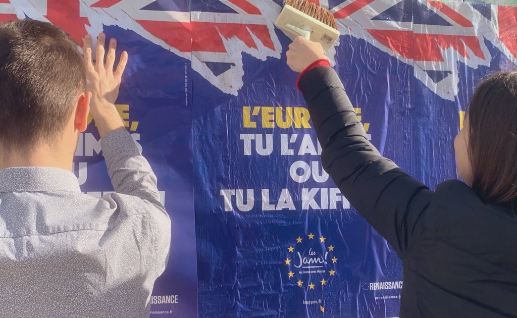 lesjem33's tweet photo. Les #JAM33 étaient encore mobilisés cette après midi, pour une session de collage sur le campus Montaigne-Montesquieu !
Une chose est sûre pour nous ! C'est qu'on kiffe l’Europe ! 😍
Alors si toi aussi tu kiffes l’Europe, vote le #26mai pour une #Renaissance 🇪🇺 https://t.co/FkecOXpmWB