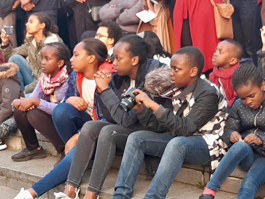 Une foule immense s’est rassemblée et à marché pour le souvenir et la mémoire des victimes du #GenocideContreLesTutsi.
Le long du parcours des habitants ont tenu à se joindre à la commémoration.
#Belgium #Kwibuka25 #Rwanda